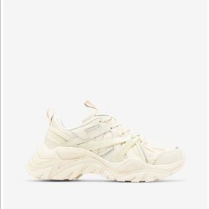 Fila Women’s White Electrowave 2 chunky sneakers revolve